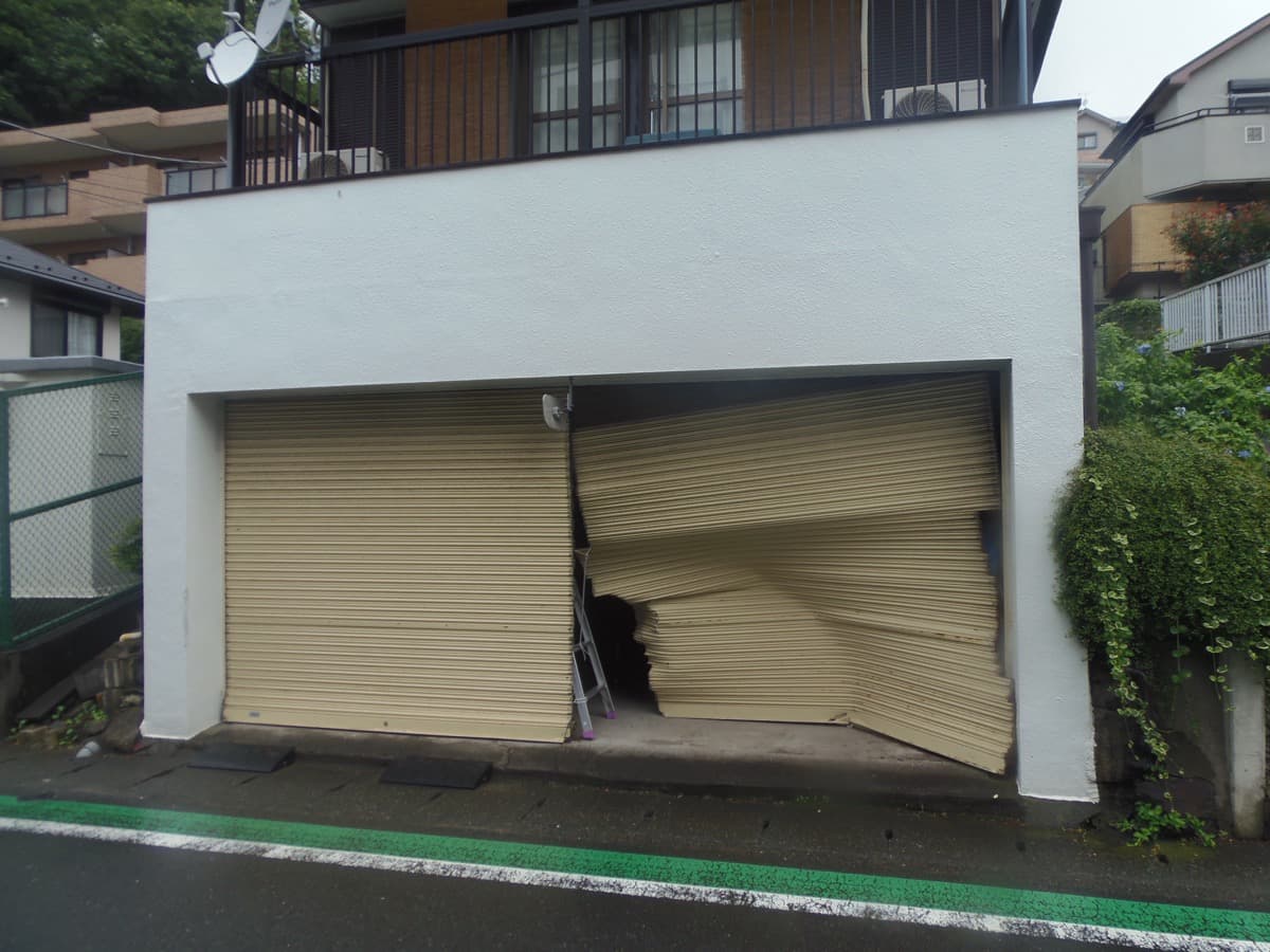 破損したガレージシャッターの修繕前